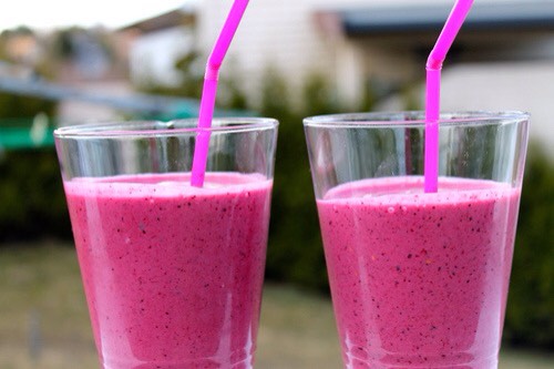 🍓- Smooties
You will need: fruits (Stawberries, banana, and others...), liquid (juice, milk, yogurt), blender.
Method: chop you desired fruits into a small chunks and place into the blender, now add you're liquid, then blend and pour into a glasse or a mason jar!