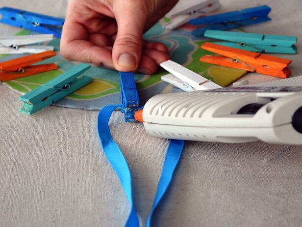 And then add a ribbon to one of the pegs so you can hag it up :3