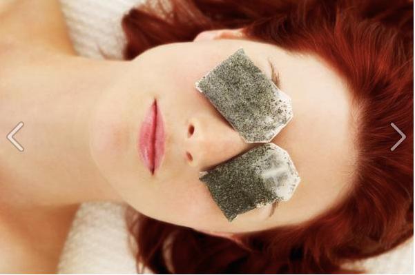2. Cooled tea bags revitalise the area under your eyes and reduce the puffiness of the eyes. 