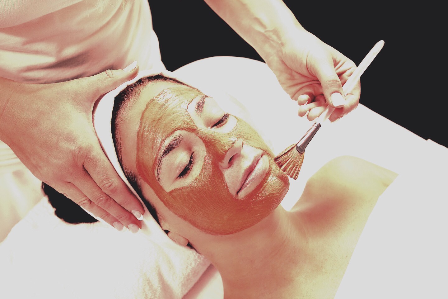 Application & removal.
Apply all over face or body avoid sensitive areas. Allow to dry. When dry add warm water to moisten the mask, continuing process until all traces of the mask has been removed. Pat your face dry with a towel.