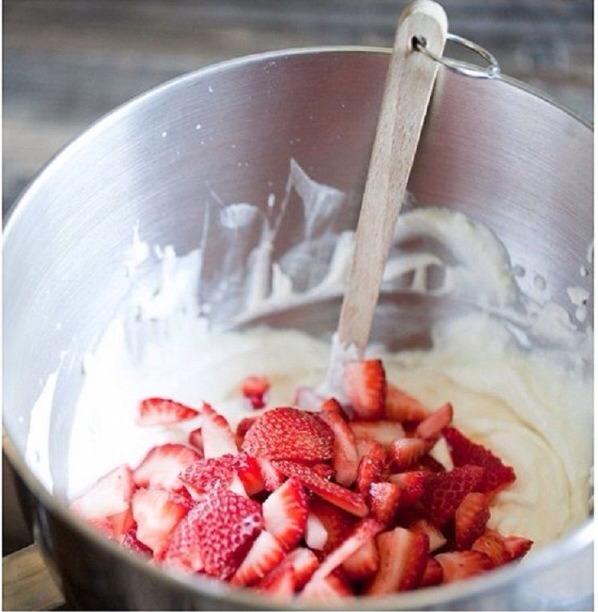 Frozen Strawberry Crunch Cake! This Recipe Amazing!!! 