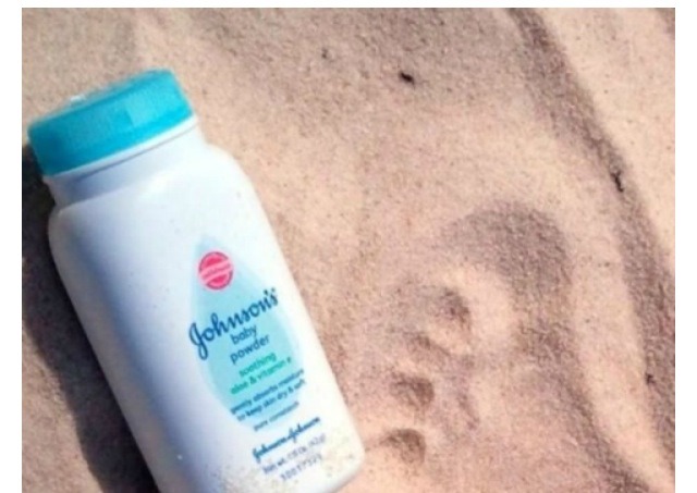 Uncomfortable sand at the beach? Unstick the sand with baby powder👌