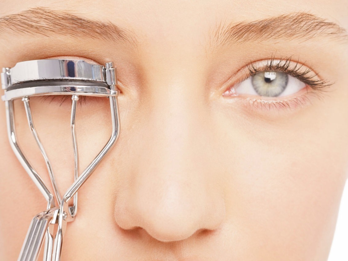 Curl your lashes. If your lashes aren't naturally curled, then use a curl to boost them up. It'll make your lashes look much fuller!