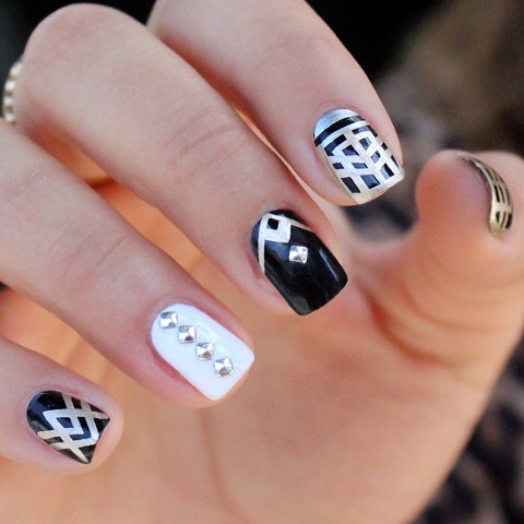 This is a super chìc look! Classic black and white! It makes it look so prefect, contrast of colors with strip! So originally pretty! A touch of silver makes it POP!