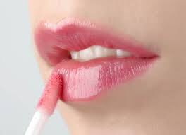 Put on lip makeup💄