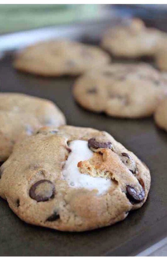 S'mores Stuffed Chocolate Chip Cookies!