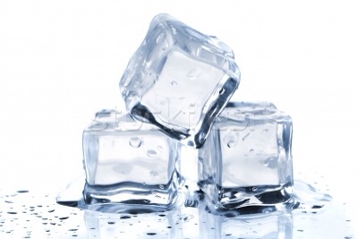 Top it off with ice, if desired. Place about 8 ice cubes on top of the banana, milk and honey mixture. Either crushed or cubed ice will work equally well. 🍌