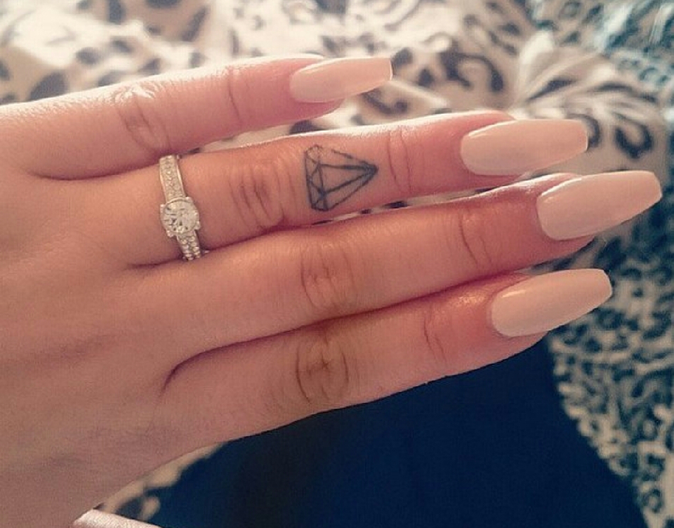   Beautiful Dainty Finger Tattoos For Women!