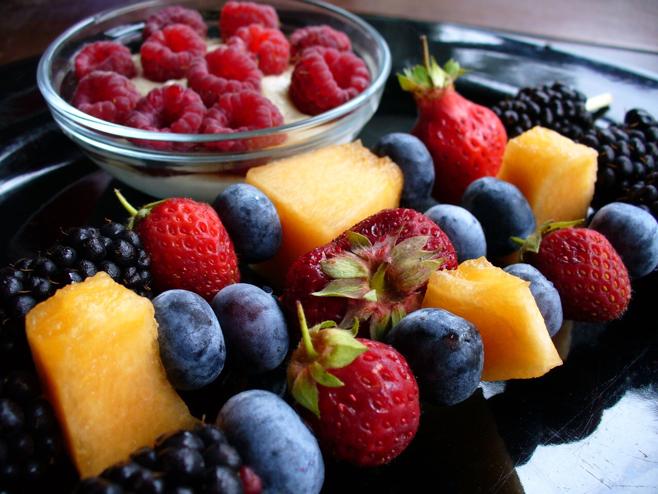ANTIOXIDANTS
It’s also important to get enough antioxidants and healthy oils in your diet. Eating fresh fruits and vegetables and healthy nuts and oils will help to keep your skin in tip-top shape when dieting.