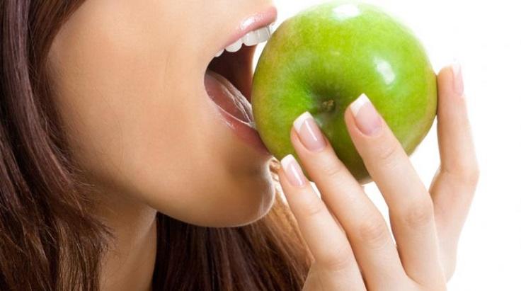Protect Against Parkinson’s
People who consume high-fibre foods, are at a less risk from getting prone to Parkinson’s disease. The antioxidants contained in apple help in curing Parkinson’s disease.
