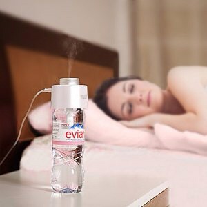 5.Sleep with a humidifier on
You probably already know that drinking tons of water is good for your skin-but since you can't do that in your sleep,try using a humidifier to keep yourself hydrated at night.This is especially helpful during the winter,when your skin tends to be much drier.
