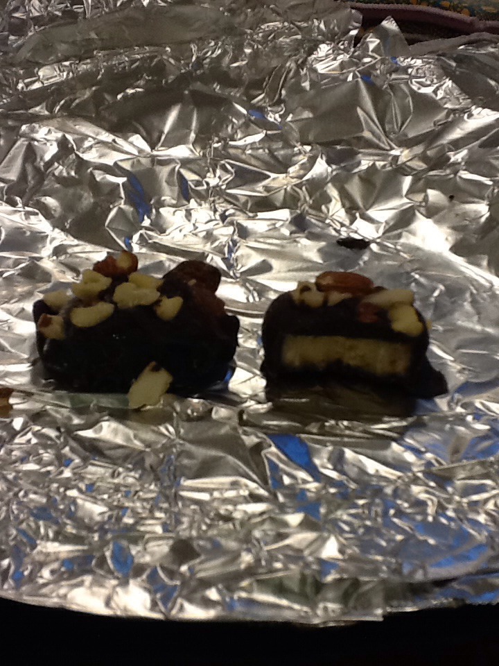 Place the chocolate covered banana back onto the plate
take two pinches of almond bits and sprinkle it on the top
Repeat
Cover with tin foil carefully
Freeze for 2 hours
Enjoy!