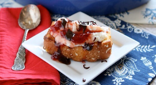 Grilled pound cake with strawberry sauce and ricotta cream 