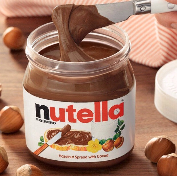 2. This recipe will need my favorite chocolate, Nutella, a crunchy toast and strawberries 🍓🍫
You will cut the brown edges of the toast which is very important. Then you will add Nutella to the toast and some strawberries, roll the toast.
You will then put it in boiling oil and add honey and sugar