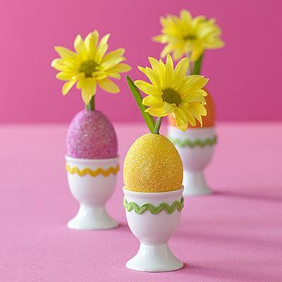 Egg Vase

Give simple daisies a boost with these pretty glittered egg vases.