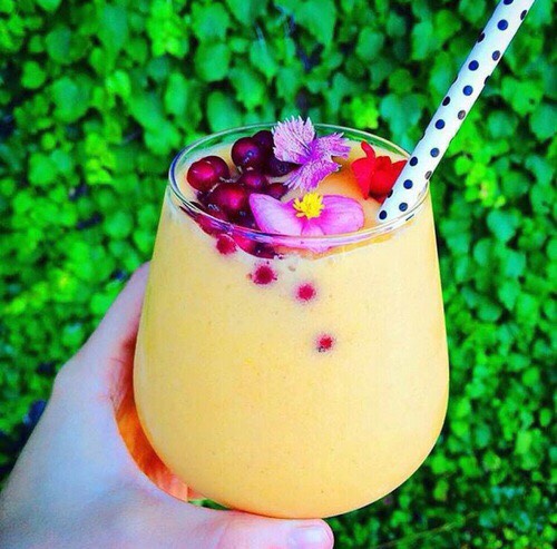 Caribbean Queen :)
-3/4 cup of frozen mangos ( in pieces)
- 1/2 cup of coconut milk
- 1 tbsp of chia seeds
Extras: Ground nutmeg, protein powder, 2 tbsp of shredded unsweetened coconut.