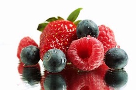 Berries: Berries are very helpful to lighten the dark lips.Prepare the paste from raspberries or strawberries and mix it up with aloevera gel and honey. Apply the mixture on lips and scrub it.Wash it off thoroughly after 10 minutes.