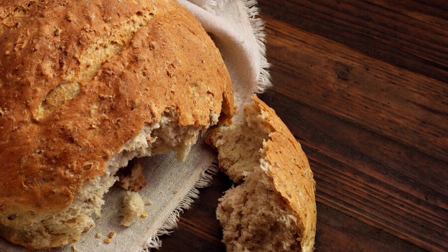 Use old bread around the house
Even if you didn’t pop bread into the freezer in time, don’t throw it out. Strange as it sounds, slightly stale bread is great for cleaning wallpaper: rub a slice down the wall, and it will pick up grime. As for hard croissants, or buns: turn them into a luxury version
