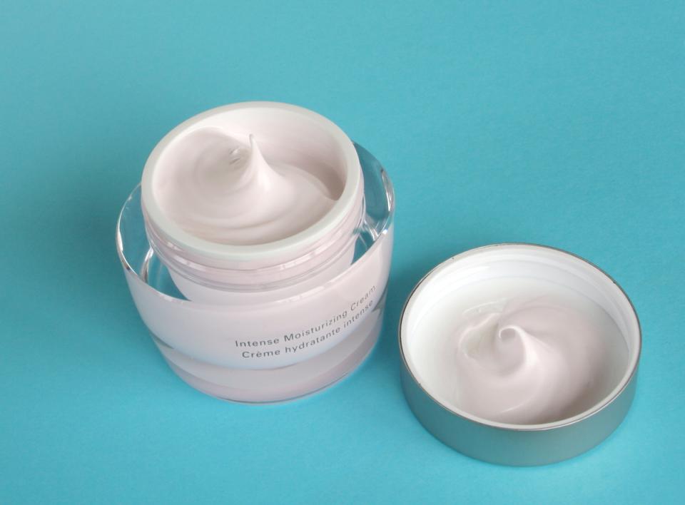  Don't slather your face with moisturizer because it will take 10 minutes or more to be absorbed by the skin before your face is ready for makeup. In an interview with Real Simple. the best way to apply face cream is to blend a dime-sized amount on your cheeks, nose, chin and forehead 