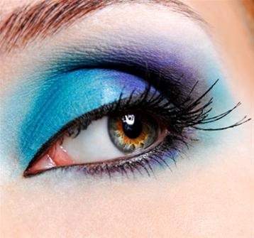Square Face: Put on unique colors like scarlet, periwinkle, and lavender. Remember, a square face is unique and different, so unique colors of eye shadow will bring out your facial features, especially your eyes.