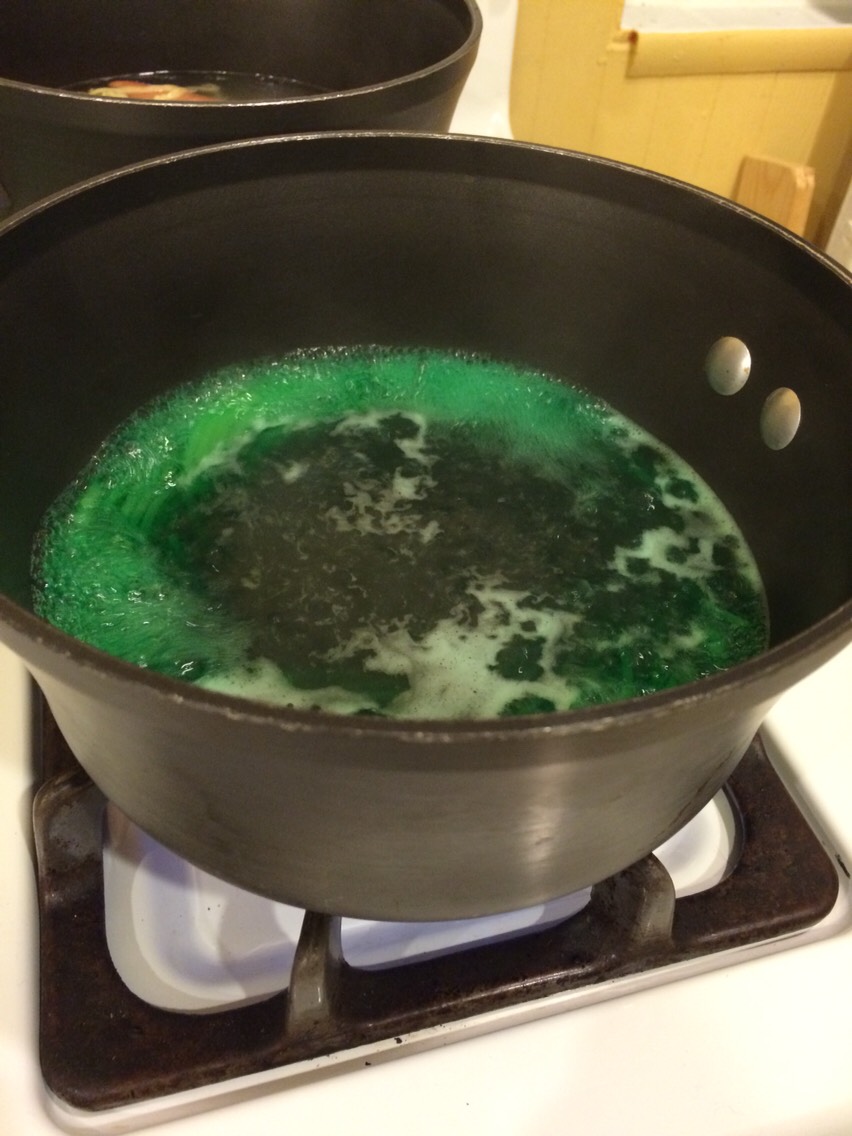 Once it boils add the pasta and 10 drops of food coloring. 