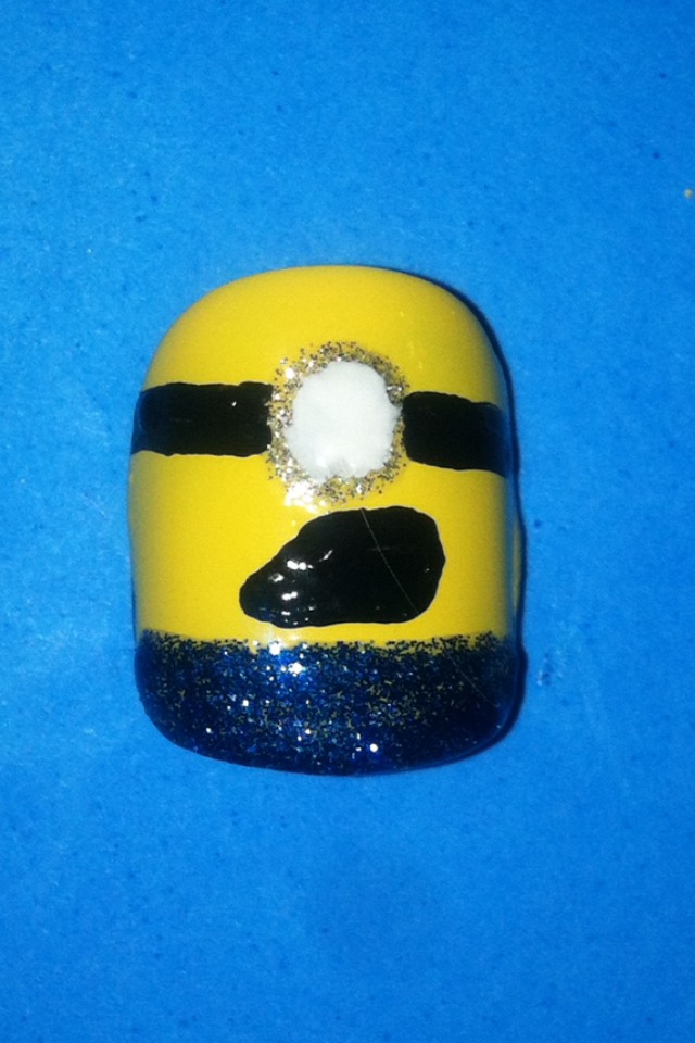 - Put a white circle on top of the silver to make the eye, now you have an eye(s) with goggles