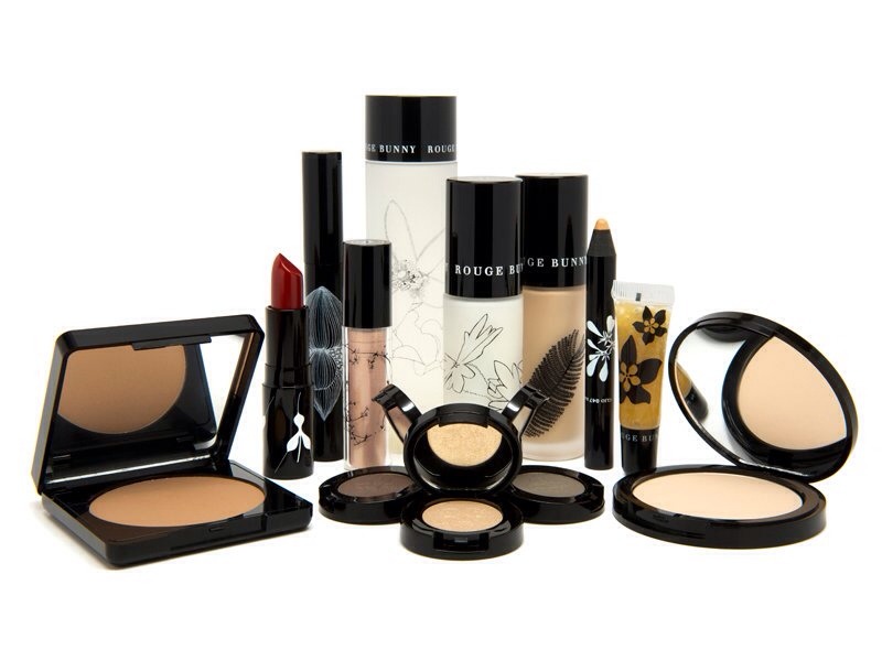 Grade 11&12 makeup! 
☆Moisturize and conceal
★Apply a light foundation or bb/cc cream, set with powder.
☆Fill in brows and apply eyeshadow. Apply mascara to lashes.
★(optional) Use eyeliner
☆Contour,highlight, and apply blush to cheeks!
★Top it off with lipstick, gloss, or balm.
💕Yay!!!!💗