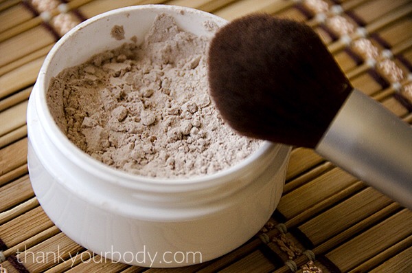 Directions:

1. Start with a base of arrowroot powder (1 tsp. for dark skin – 1 Tbs. for light skin)
2. Slowly add in one or combination of the cocoa powder, cinnamon, or nutmeg until you reach your desired tone.
