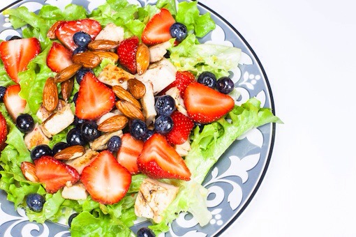 3. Limit Your Salad Toppings
A big salad might seem healthy, but nuts, bacon, avocado, dried fruit and croutons can add up to a lot of calories.
Save yourself 500 calories and opt for better toppings, such as bellpeppers, grilled onions and mushrooms.