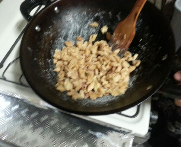 combine the fried spring rolls into the sugar water and stir it until the sugar crystallised