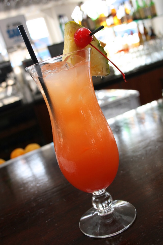 SEX ON THE BEACH
1 1/2 oz vodka
1/2 oz peach schnapps
2 oz cranberry juice
2 oz orange juice