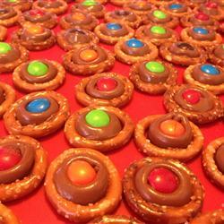1.- Preheat oven to 350 degrees F (175 degrees C).
2.- Place pretzels on baking sheets. Unwrap candy kisses and place one in the center of each pretzel.