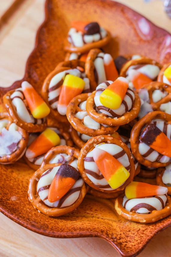 🍬Candy Corn Pretzel Hugs! AWESOME For Halloween!🍬