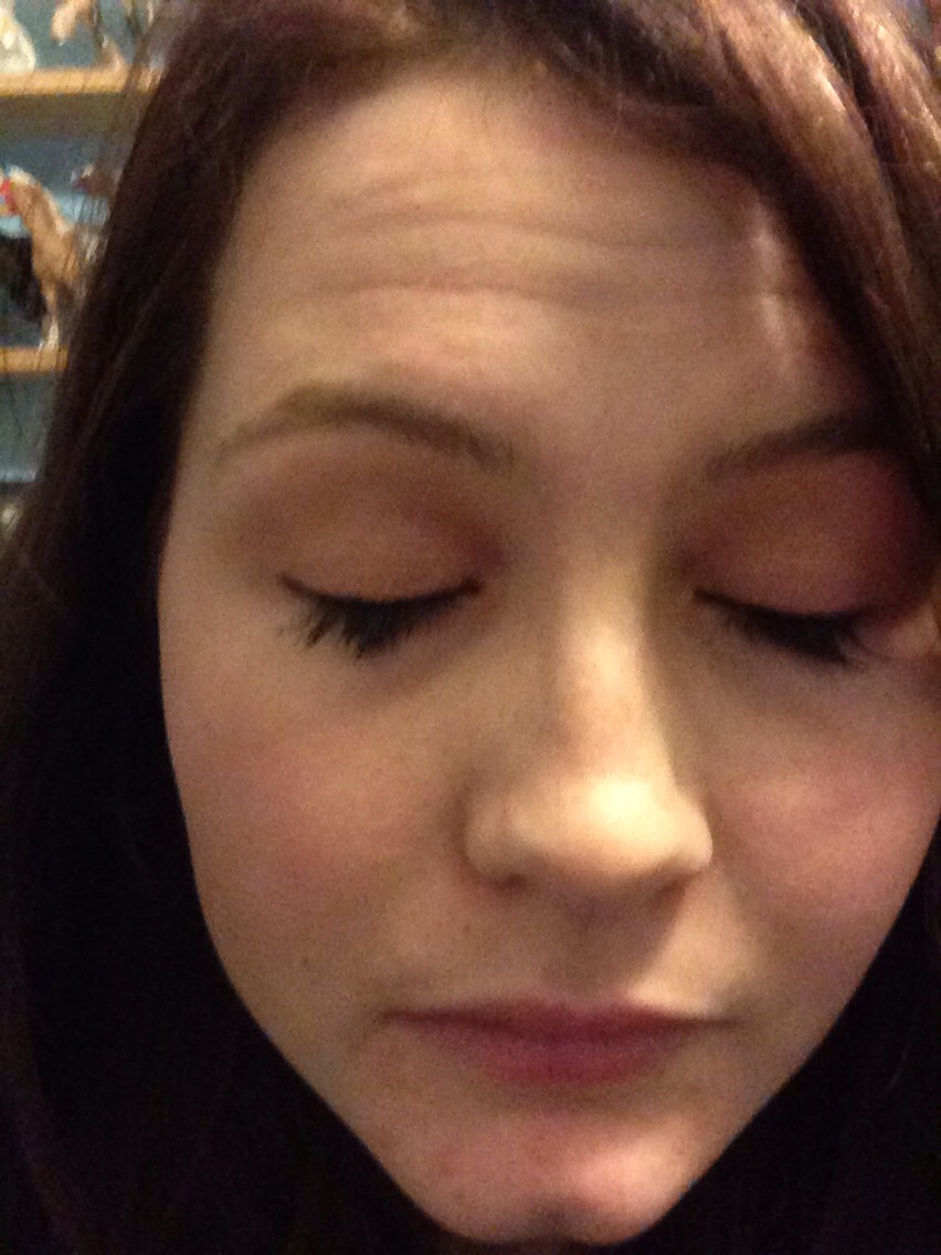 Use 3 shades and blend! A thin line of eyeliner is enough to contrast the orange!