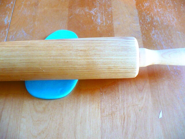 If it feels a bit stiff and hard to use after being stored for a long time you can soften it up by kneading a bit of butter in or putting in the microwave one-two seconds at a time.
Now its ready to roll out and use to decorate your cakes and cookies!