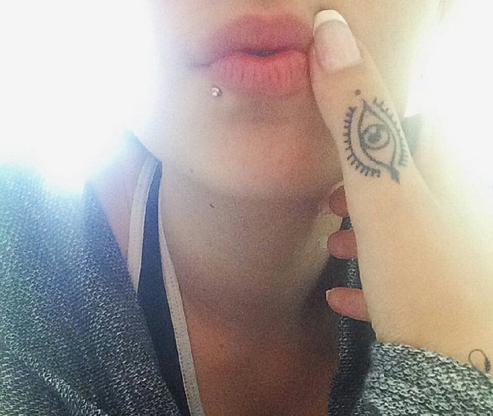   Beautiful Dainty Finger Tattoos For Women!