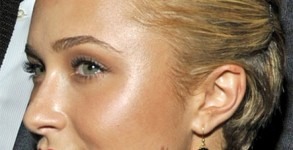 2. As a cheekbone highlighter:
Nothing perks up a tired face like a little highlighter, but you don't need store-bought products to achieve the same effect. Simply sweep a small amount of coconut oil on top of makeup and leave it alone.