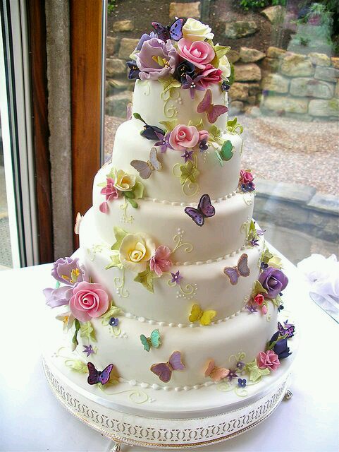 Beautiful wedding cakes.