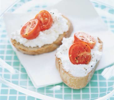 Morning Pizza
You could have a slice of last night's pizza (it's preferable to filling up on sugar or skipping breakfast):Take a slice of crusty bread,spread it with 3 tbls of low-fat ricotta,and add tomatoes.Finish with a drizzle of olive oil(about 1 tbls)and a little salt and pepper.
