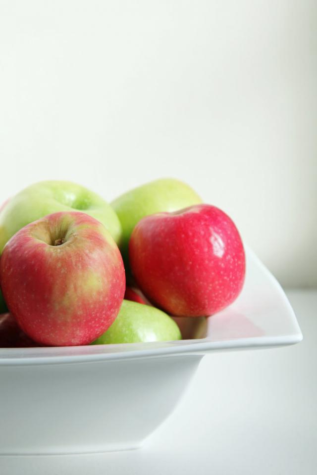 13. Apples
Apples are one of the fruits that are highest in pectin, a soluble fiber that helps you feel full and satisfied. Eat an apple as a snack, and you may just feel like eating a little less when it comes time for your meal.