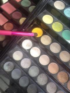 💕The first eyeshadow color will be the lightest color of the three.💕
