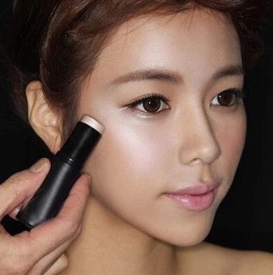 Glowing Skin: Highlighter Tutorial, Tips, & Looks #summervibes
