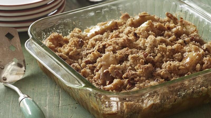 Take out your apples from the oven and put your oatmeal mixture unevenly on top of it and put your crumble back to the oven for an other 15 minutes still at 350 ☺️