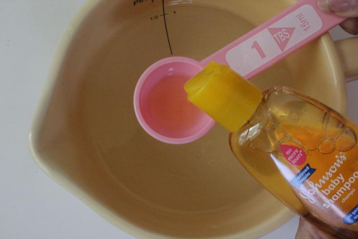 In a large bowel mix together the Water, Shampoo and Oil. Add enough of your solution to cover the bottom of your mason jar or container.
Add in approximately 10 Pads (allow to soak up the solution. 