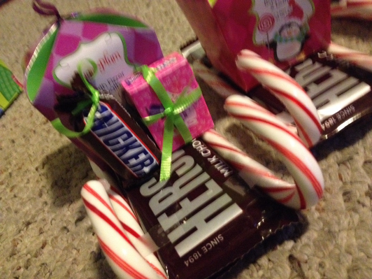 Decorate the little candies with ribbon and tape on
