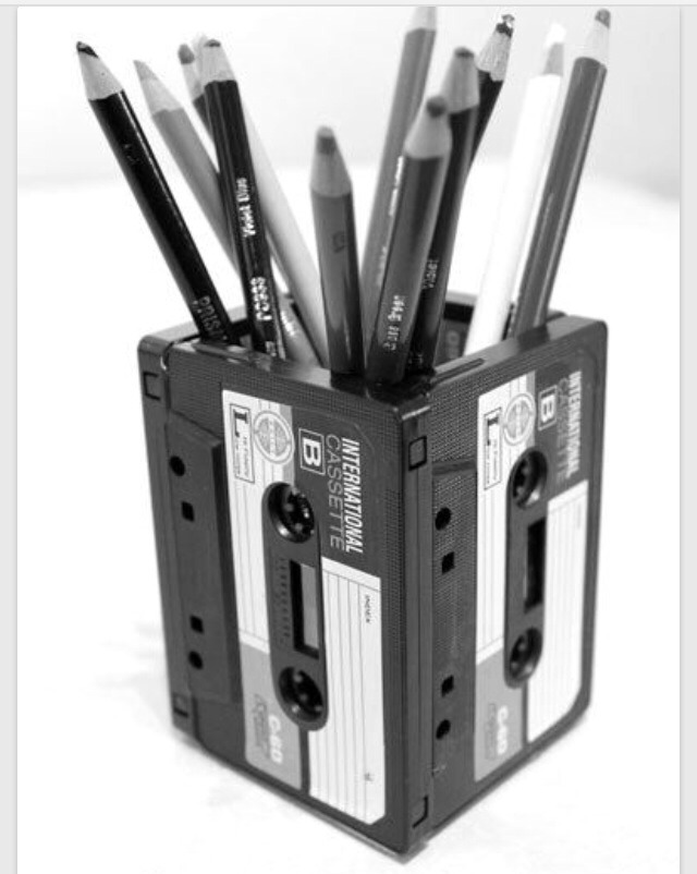 Use cassettes to make a pencil holder 