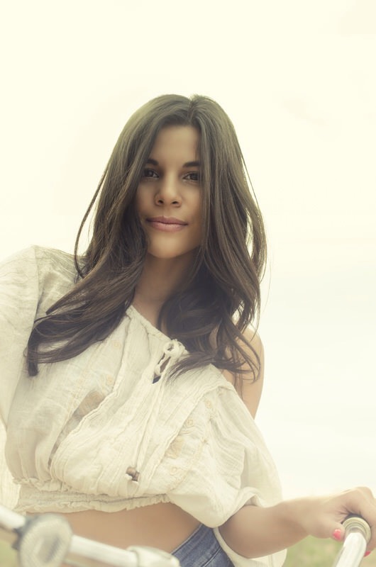 
Autumn
This hairstyle is smooth, flowy and touchable, and is the epitome of boho hairstyles