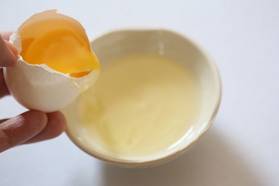 Mix the whites of 1 egg in a small bowl until they thicken slightly.