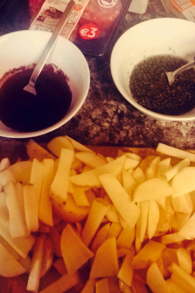 Wash and cut the potatoes into chip or wedge like shapes.
In one bowl, mix olive oil and paprika. In another, mix olive oil and the Italian herbs.
Dip half of the potatoes into one bowl and the other half in the other.
Place on a foiled baking tray and cook for 20-30 mins @ 220C