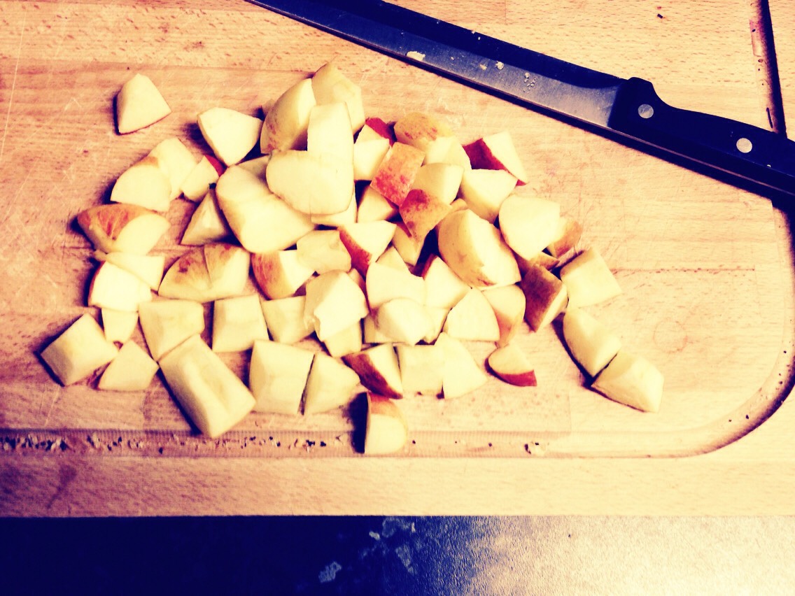 Chop up 3 apples (roughly) of your choice- dosnt have to be ripe. ☺️